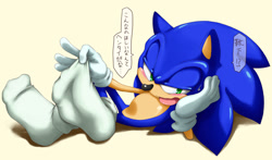 Size: 1000x588 | Tagged: safe, artist:shoppaaaa, artist:しょっぱー, sonic the hedgehog, 2012, dialogue, grey background, head rest, japanese text, lidded eyes, looking at viewer, lying down, lying on side, male, mouth open, simple background, smile, socks, solo, speech bubble, stupid sexy sonic, talking, talking to viewer, text